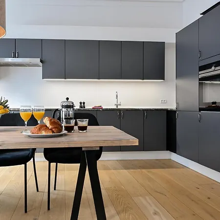 Sanders Arrow - Chic Three-bedroom In The Middle Of *