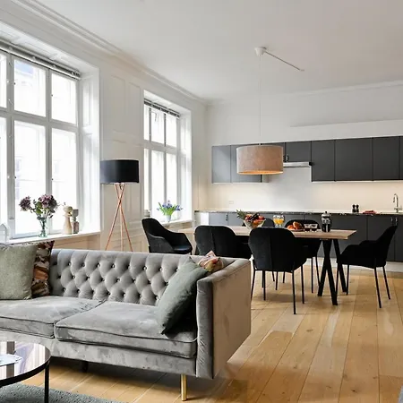 Sanders Arrow - Chic Three-bedroom In The Middle Of Apartment
