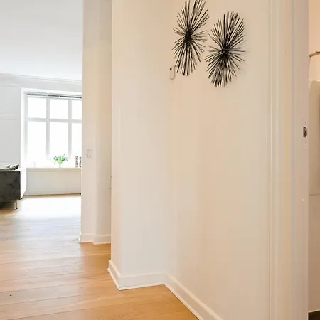Sanders Arrow - Chic Three-bedroom In The Middle Of