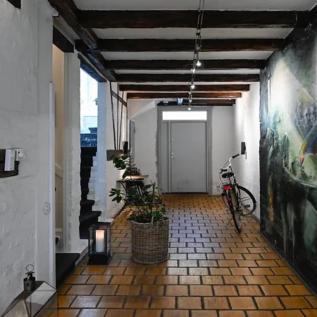 Sanders Arrow - Chic Three-bedroom In The Middle Of Apartment
